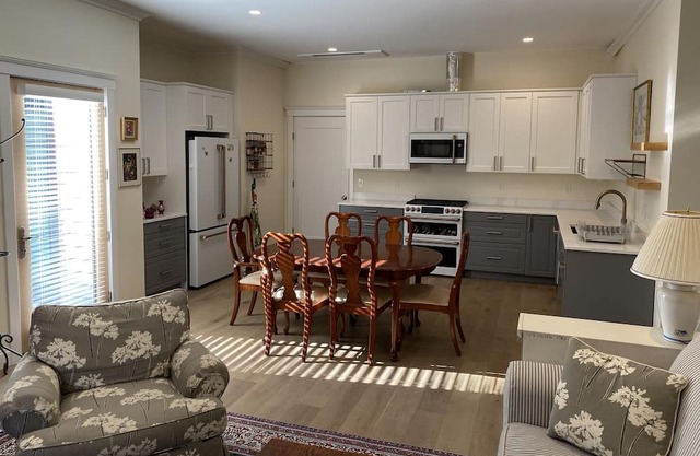 Convenient Needham 1BR apartment near Hersey train stop with private parking
