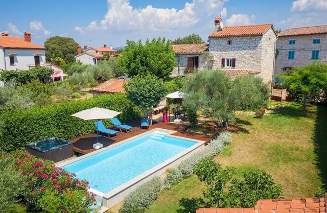 Villa Rossa is a charming renovated Istrian stone house located in the village Rosini near Porec.