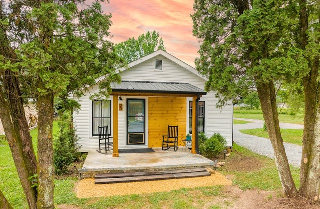 Cozy 2B-1B Cottage - Flat Parking; Close to Tail of the Dragon