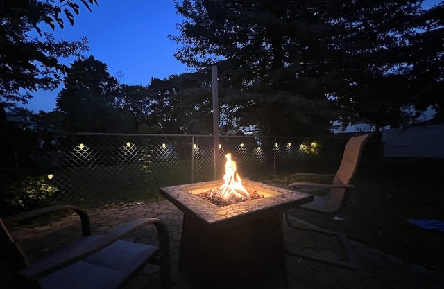 Luxurious king bed, three story house, fire pit, NYC train and shopping center