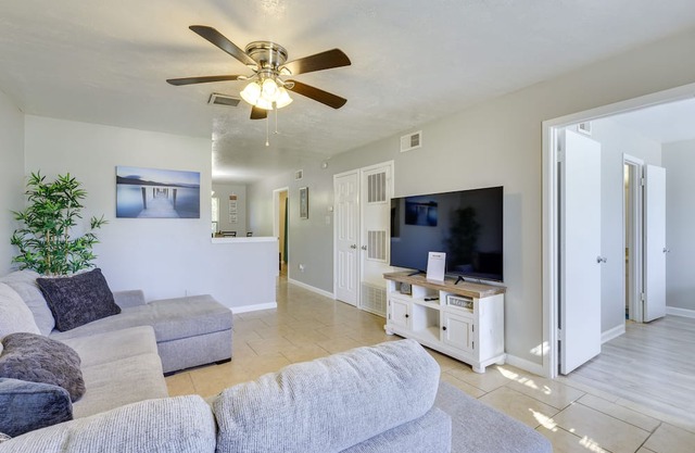 College Station Apartment: 3 Mi to Texas A&M