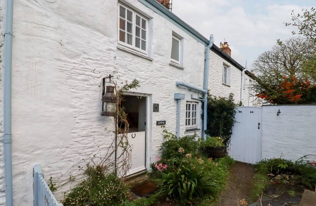 KINPOL, pet friendly, character holiday cottage in Portscatho