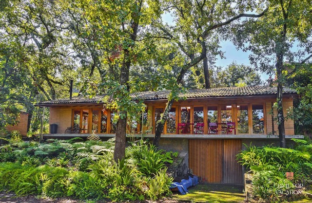 Unique Home, 20-acre Ranch, Private Lake, Outdoor BBQ, Pizza Oven & Dining Table
