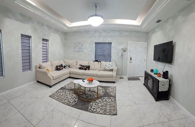 Beautiful 2 bed apartment Near Everything