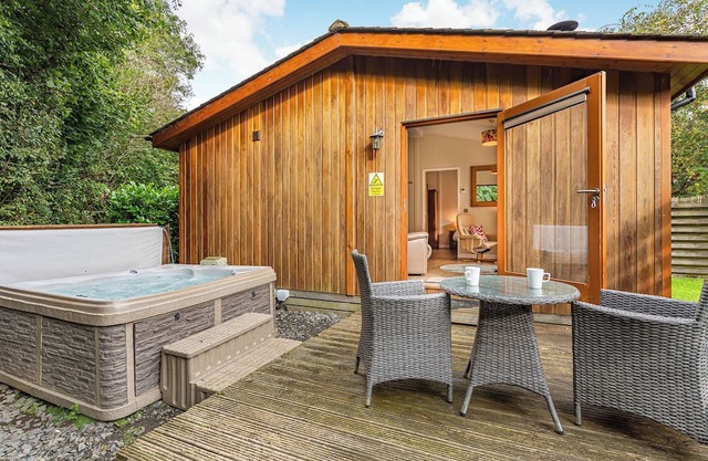 Semi-detached deluxe lodge offering the perfect romantic retreat.