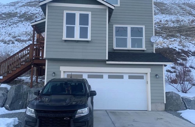 Spacious 2 bedroom w/river view - 5 min to Alta Lake Golf Resort and State Park