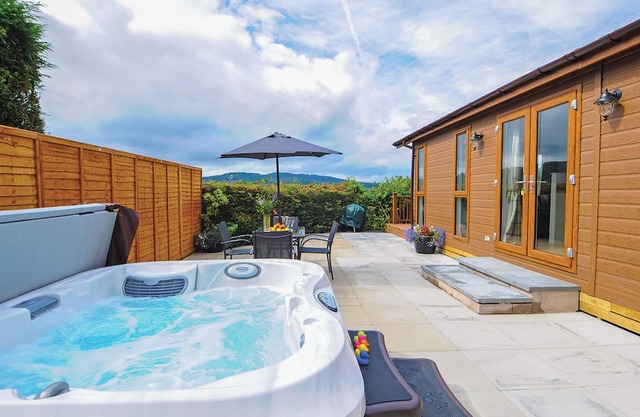 Lodge with one king-size double with TV.