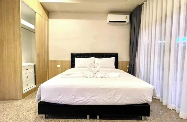 4 beds 10 mins walk to the beach