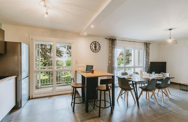 Whole T3 air-conditioned apartment close to all amenities