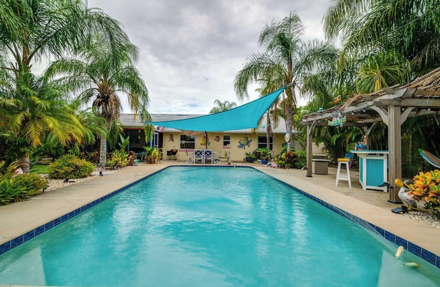 Outdoor Oasis w/Bar & Lanai: Tavares Escape