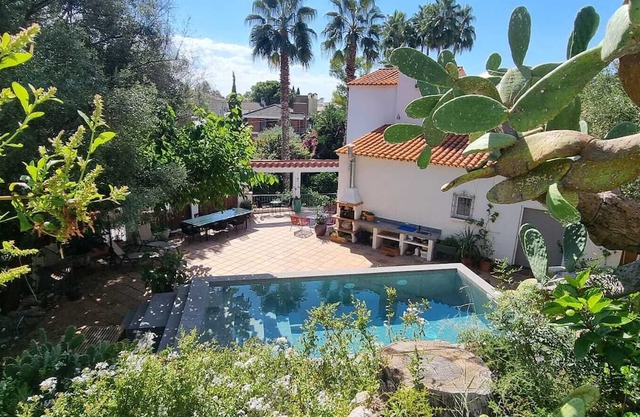 Marvelous 4-bedroom garden house, Castelldefels,5 min. walking from the beach