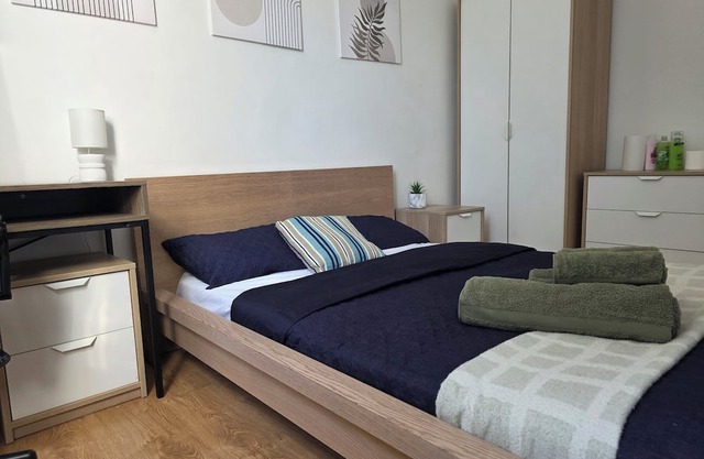 Central RG1 Large Double | Shared bathroom with 1 | Immaculate
