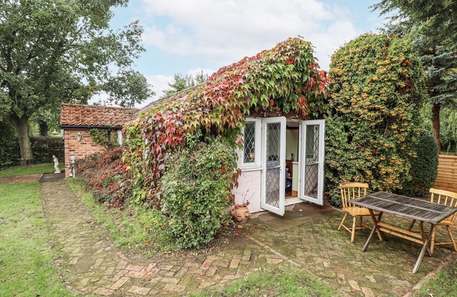 PENDOCKIE, pet friendly, character holiday cottage in Mereham Le Fen