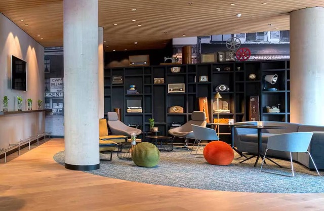 Chic hotel with gym and two single beds