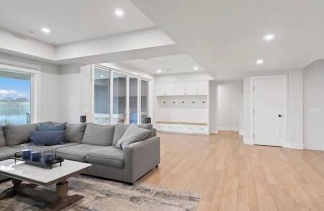 Lakefront | 4 Bedroom | Gym + Theatre + Garage |