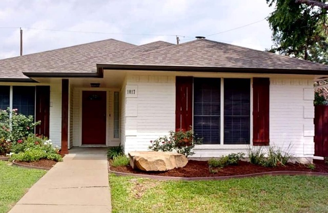 Charming Remodeled Home with Modern Comforts Near TAMU & Downtown in Bryan, Texas