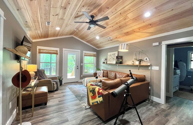 3-br cabin with Private Dock on the River, covered porch and large back deck