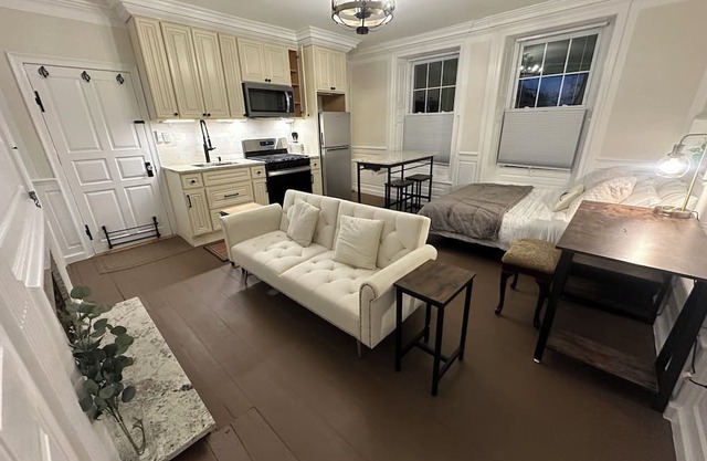 Hale Loft w/kitchen, bath, laundry next to PEA