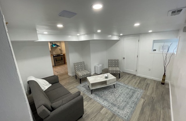 Modern & Quiet 2BR | Close to Queen’s & Downtown