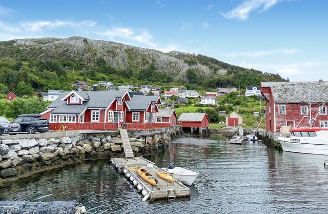 Gorgeous home in Leinøy with house sea view
