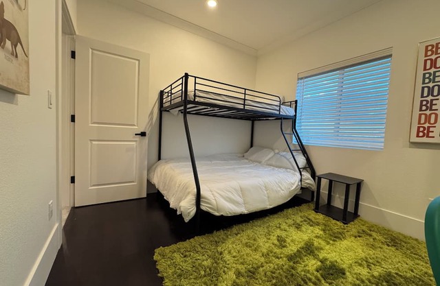 Charming and Spacious 4-bedroom house in Pittsburg with AC