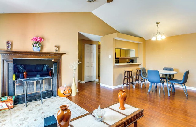 Nurse-Ready Richmond Condo 4 Mi to Medical Centers