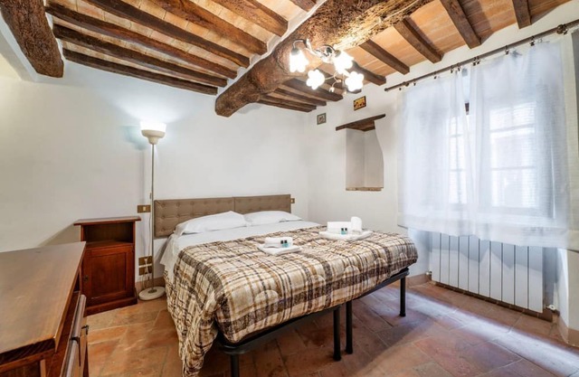 Comfortable apartment of approximately 45 square meters, perfect for a stay of two, located on the ground floor of a period building (accessible via a few steps).The property is located in Bagnaia, a quiet hamlet a few kilometers from Perugia, surrounded