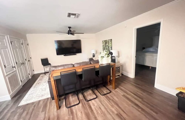 Cozy guest home on a .75 acre lot in Shreveport!