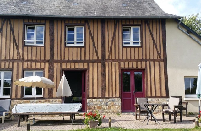 Norman house with fireplace, pets allowed in Barenton