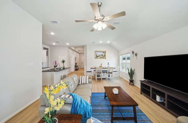 Friendswood Luxe Stay-2025 New 4-Bedroom House, Near Mall, Sam’s,I-45,Everything