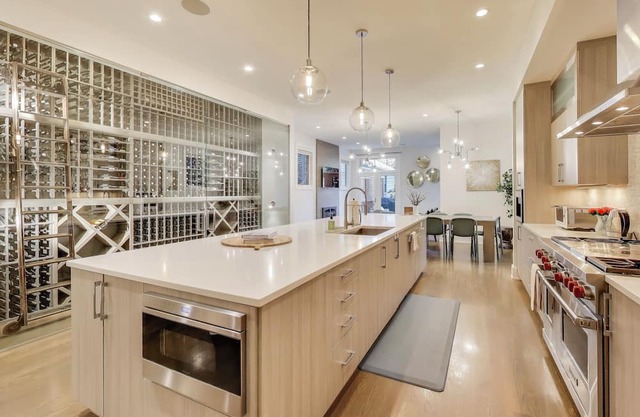 Relax with family in a Super lux 5-bedroom house w/movie theater and full gym