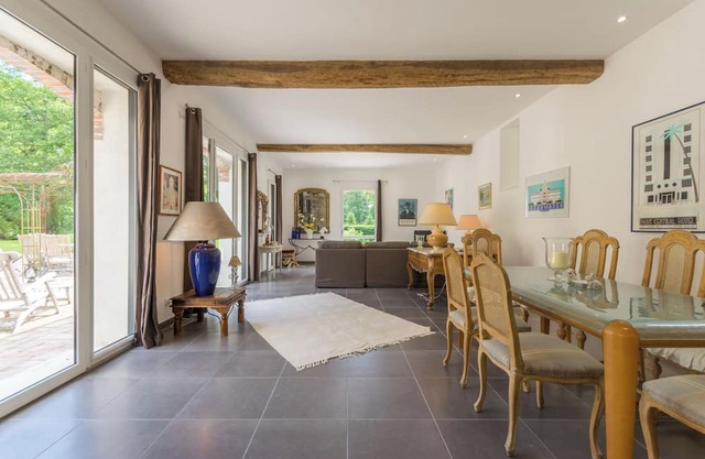Architect-designed house for 8 people set in greenery. Near Rambouillet, Paris