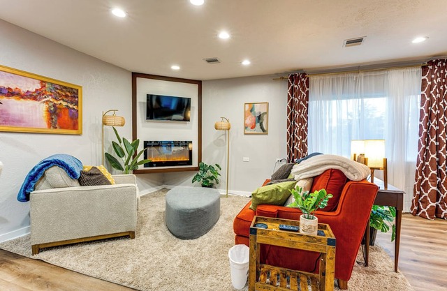 Unique, Convenient Couple’s Apt Near Dtwn Flushing