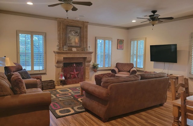 Charming 2-bedroom house on 40 acres in Springtown with pond