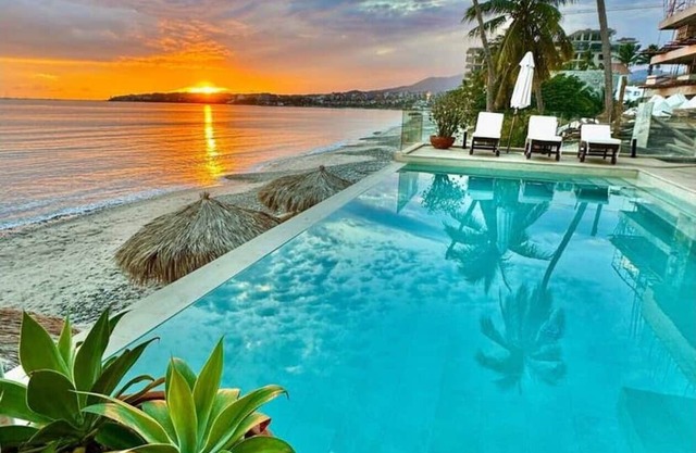 Beachfront Luxury Penthouse | Sleeps 14 | 4BR/3BA 🌊 Stay in style at this brand-new beachfront penthouse in Bucerías! Featuring 4 bedrooms, 3 full baths, and 9 beds, it comfortably sleeps up to 14 guests. Enjoy high ceilings