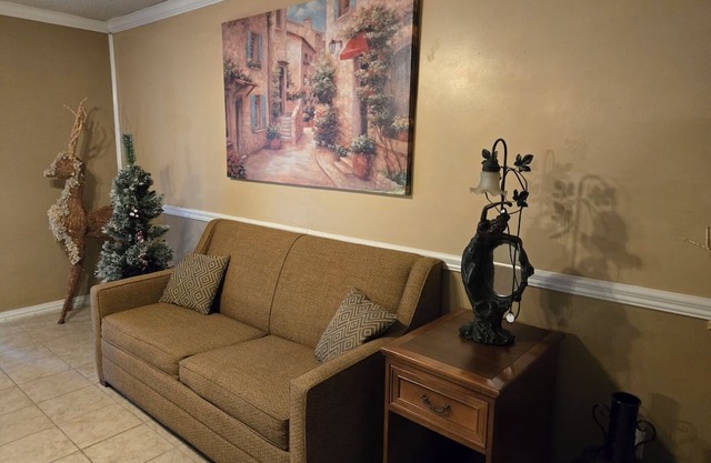 Cheerful 3-bedroom home with WiFi and Driveway