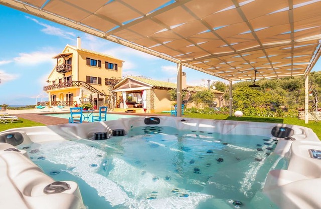 Villa Irida - Holiday home with pool 400 meters from Agios Spyridon beach in Corfu