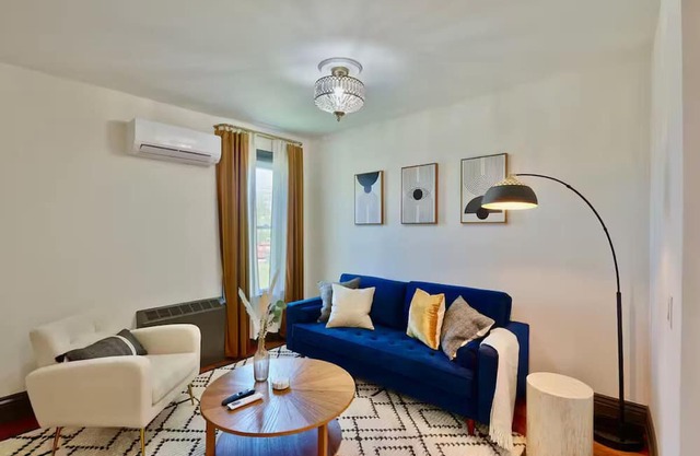 Chic & Luxurious 1BD - Modern Apt. Near Downtown, Quick Walk to Bakery & Pizza!