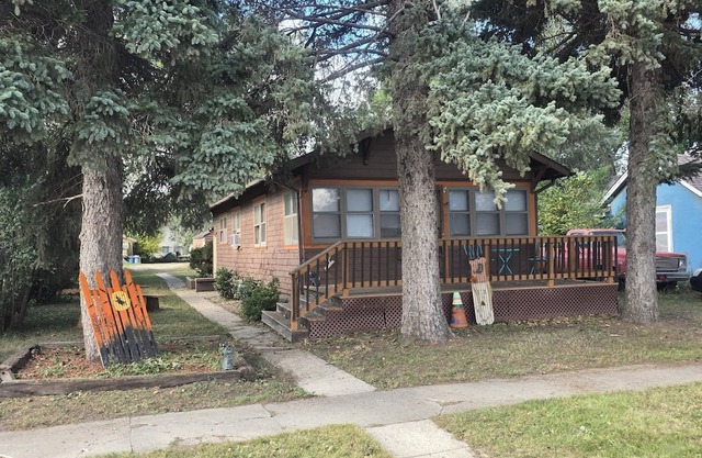 Shady Lane Cottage is a nice 2-bedroom house with AC in charming Redfield.