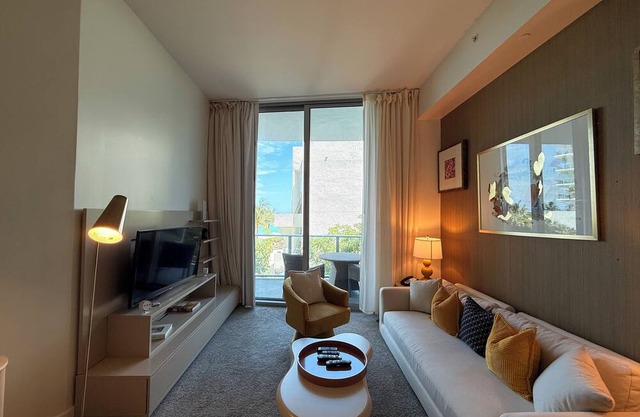 ★ Stylish Beachfront Escape with Private Balcony, Rooftop Jacuzzi & Pool