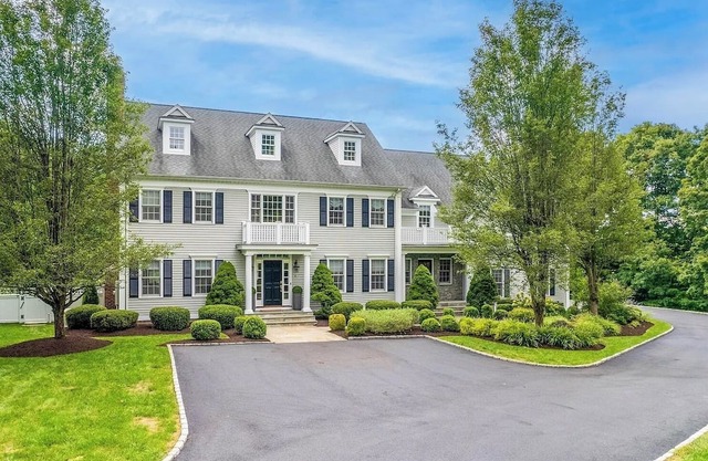 Luxury Retreat-5BR plus 3rd floor that sleeps 12 adults; 1 mile to town center