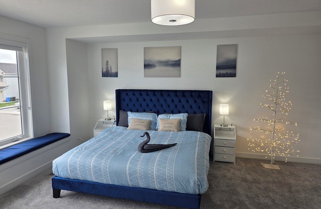 Luxury 4BR Home | Near Calgary Downtown & Parks
