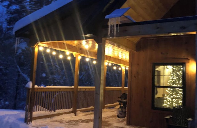Cozy, welcoming, 3-bedroom cabin abutting the Green Mountain National Forest!