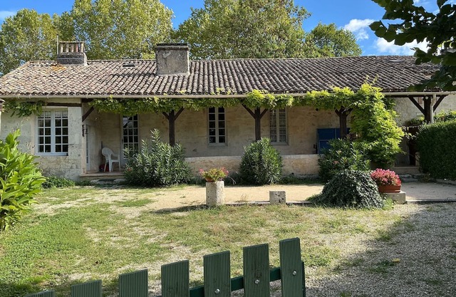 Haven of peace: 8-person gîte with swimming pool in Boisse