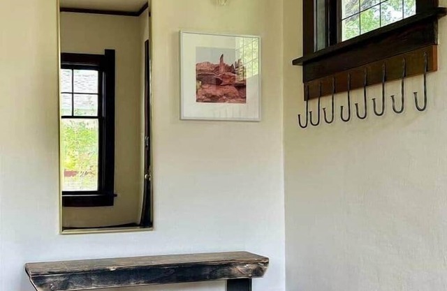 5 Mins to Campus : Vintage +Modern West Home