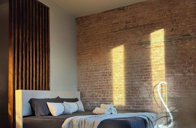 KING bed Free Parking Central Stay