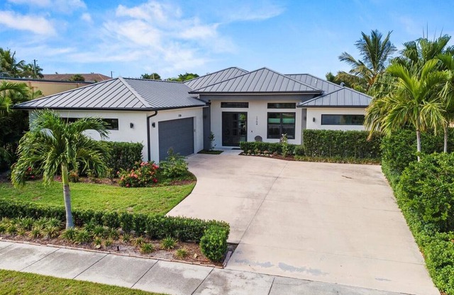 Luxurious & tropical 3-Bedroom coastal pool home