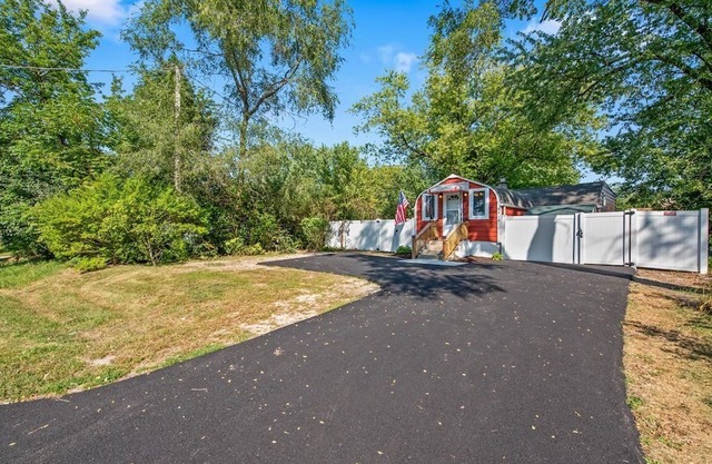 Charming 2-bedroom cottage, pet friendly, fenced yard, near Fox River!