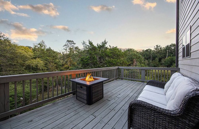 The Suburban Cabin - Surbuban Home W/A Cabin Feel and Creek View