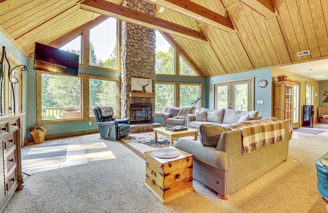 23 Mi to Mohican SP: Group-Ready Lodge w/Hot Tub